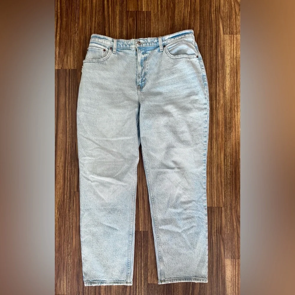 A&F Curve Love Ultra High Rise 90s Straight Jean - Picture 2 of 4